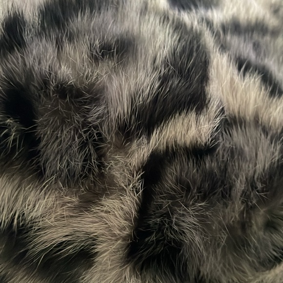 NWT JOCELYN GREY LEOPARD RABBIT FUR BUCKET PURSE - Picture 5 of 8